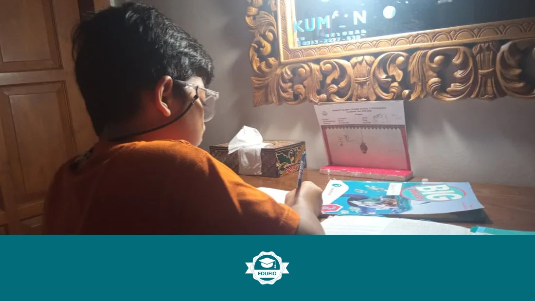 Tutor Edufio mendampingi siswa di kelas les bahasa inggris Bantul