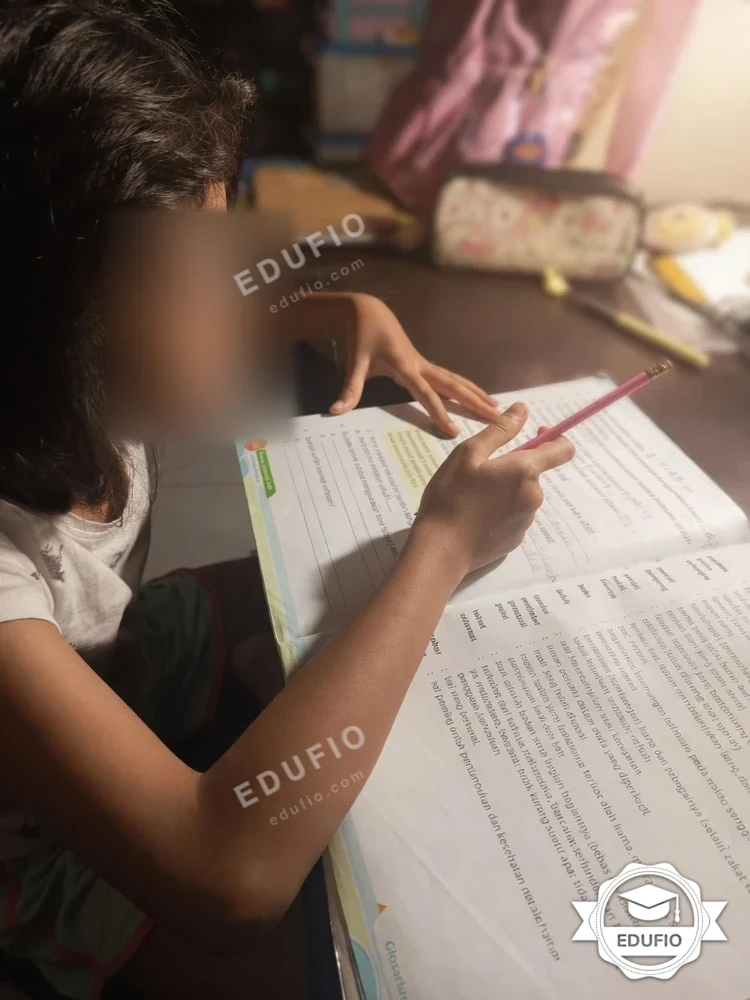 Momen sesi les bahasa jawa Jogja sedang berlangsung