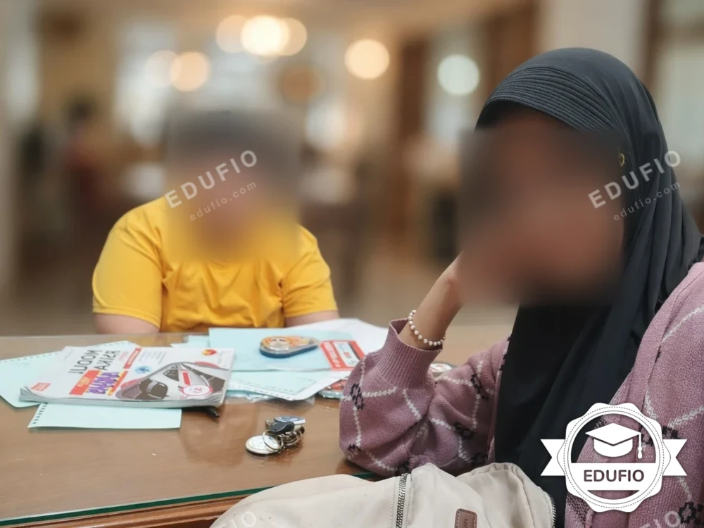 Galeri kelas les fisika Jogja: siswa bersama tutor Edufio