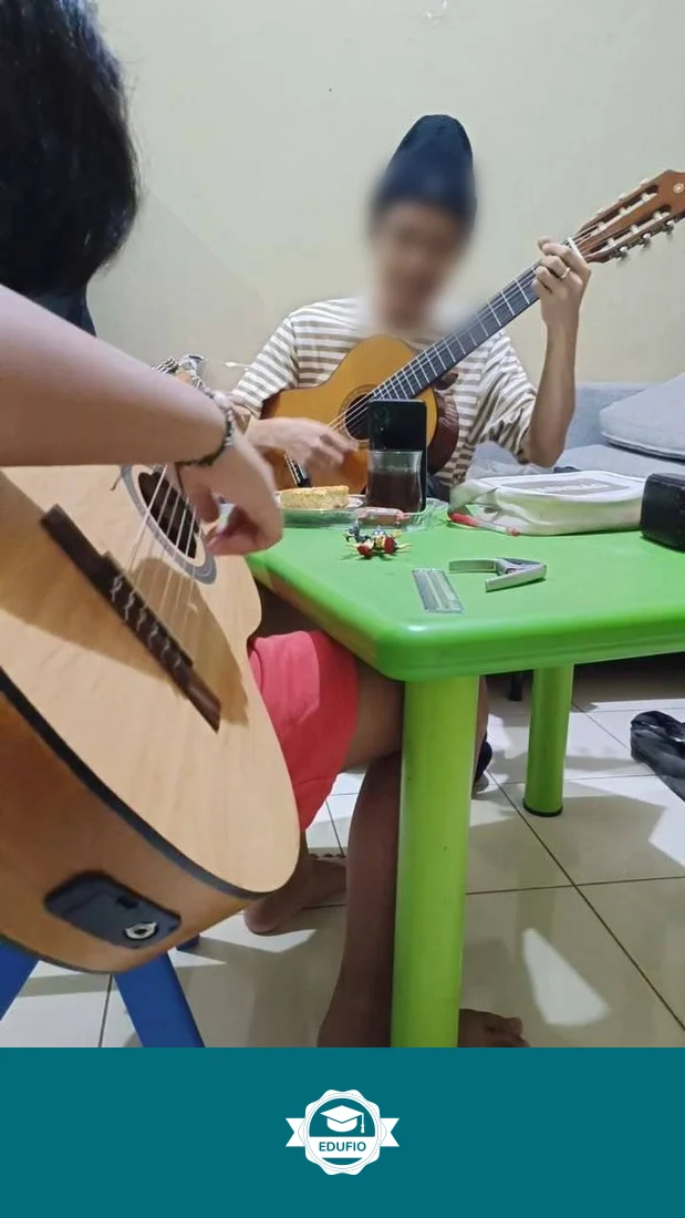 Momen sesi les gitar Jogja sedang berlangsung