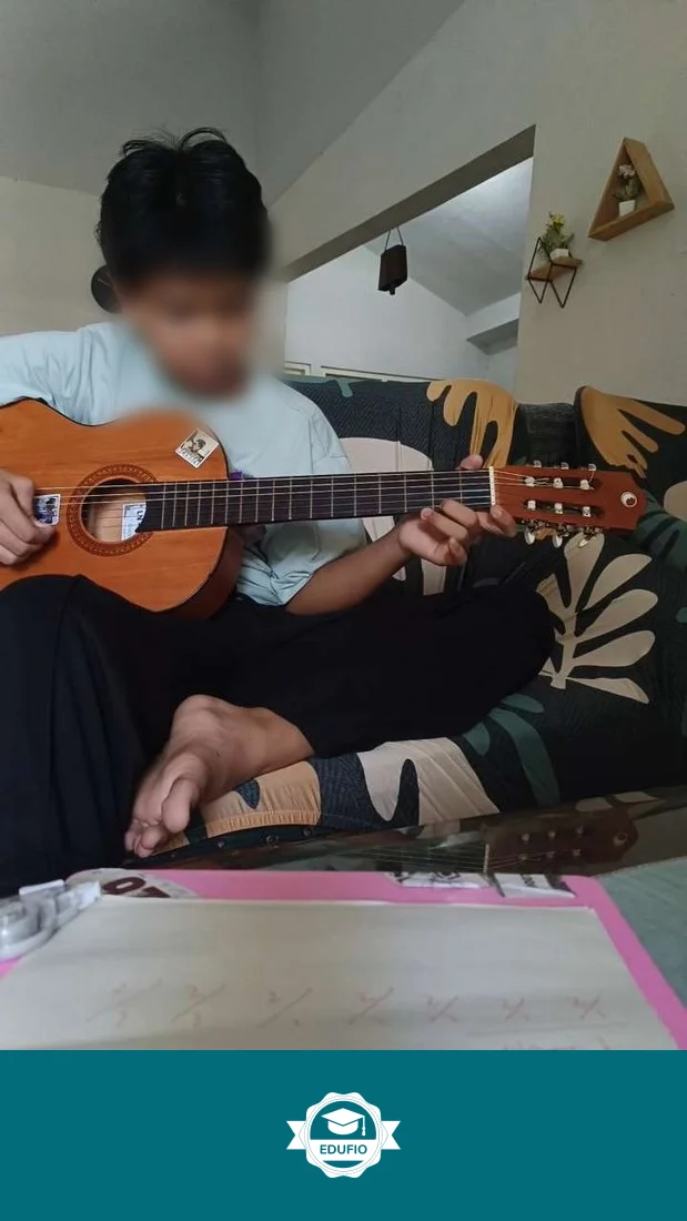 Siswa mengikuti les gitar Jogja bersama tutor Edufio