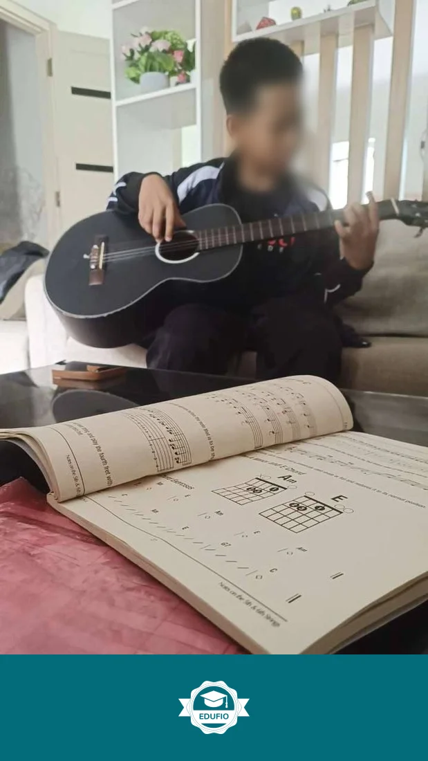 Galeri kelas les gitar Jogja: siswa bersama tutor Edufio