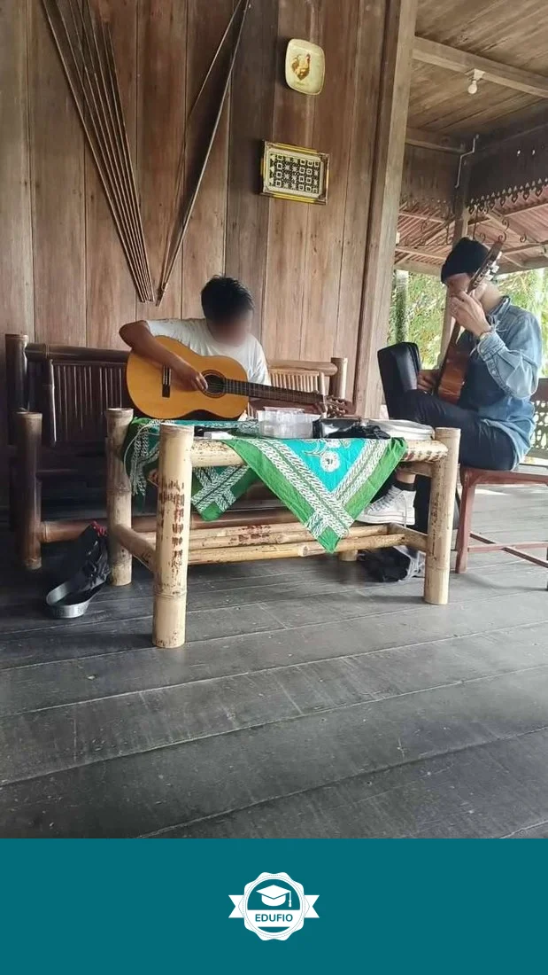 Tutor Edufio mendampingi siswa di kelas les gitar Jogja