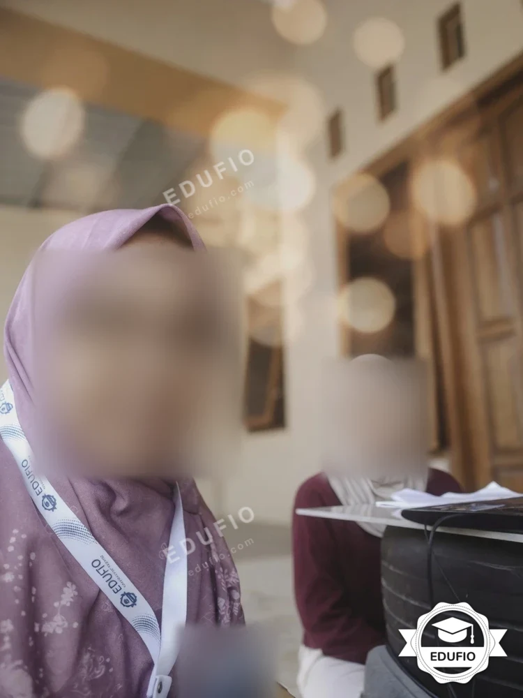 Galeri kelas les kimia Jogja: siswa bersama tutor Edufio