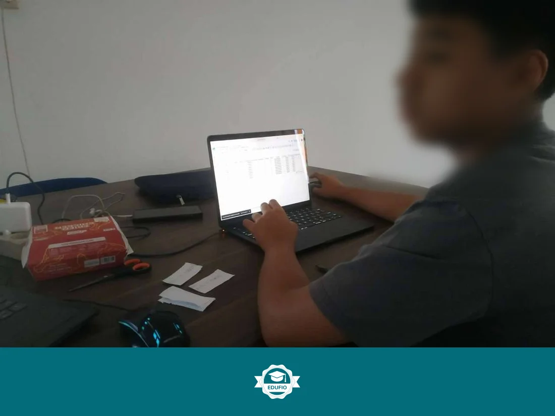 Tutor Edufio mendampingi siswa di kelas les komputer Jogja
