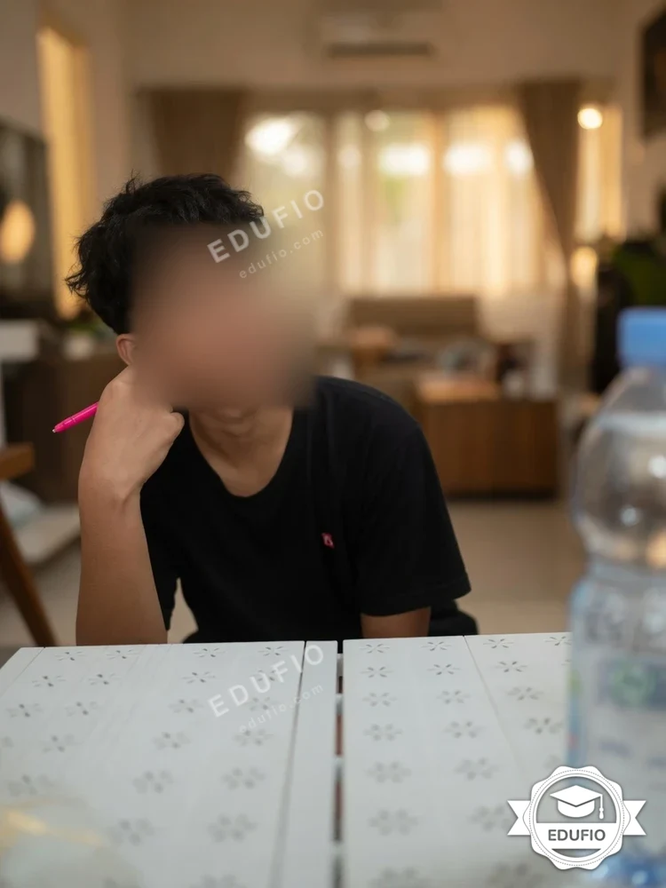 Tutor Edufio mendampingi siswa di kelas les bahasa mandarin Jogja
