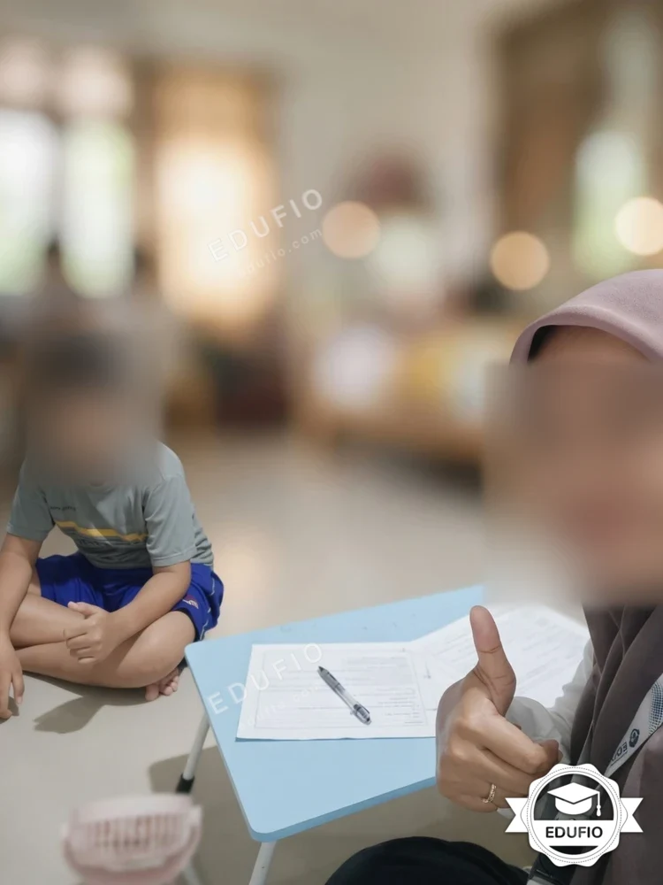 Tutor Edufio mendampingi siswa di kelas les matematika Jogja