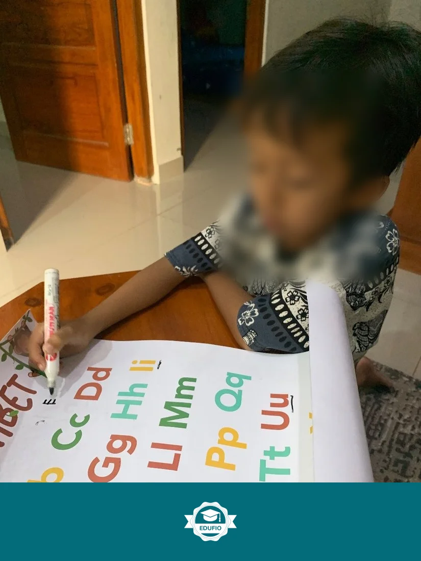 Galeri kelas les membaca Jogja: siswa bersama tutor Edufio