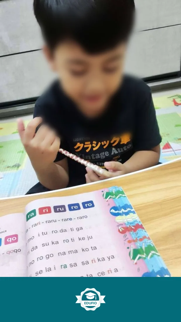 Tutor Edufio mendampingi siswa di kelas les membaca Jogja