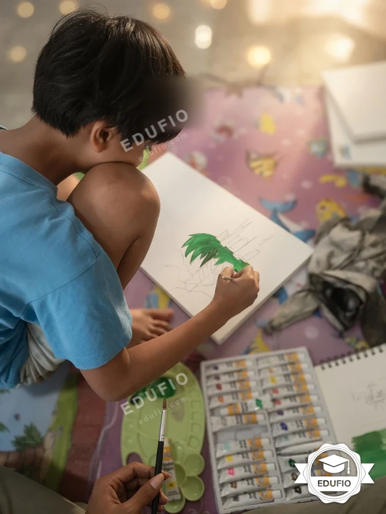 Tutor Edufio mendampingi siswa di kelas les menggambar Jogja