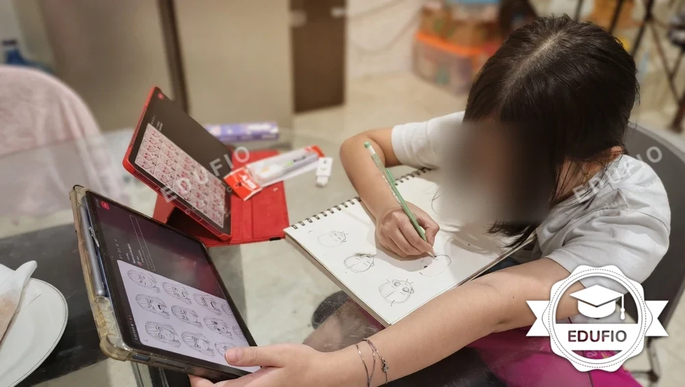 Momen sesi les menggambar Jogja sedang berlangsung