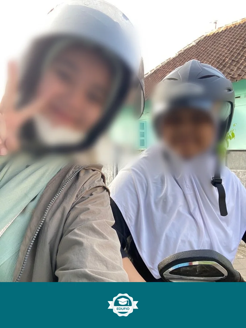 Instruktur Edufio mendampingi siswa di kelas kursus mengendarai motor Jogja