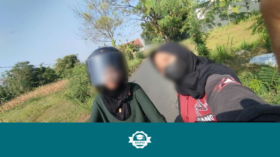 Momen sesi kursus mengendarai motor Jogja sedang berlangsung