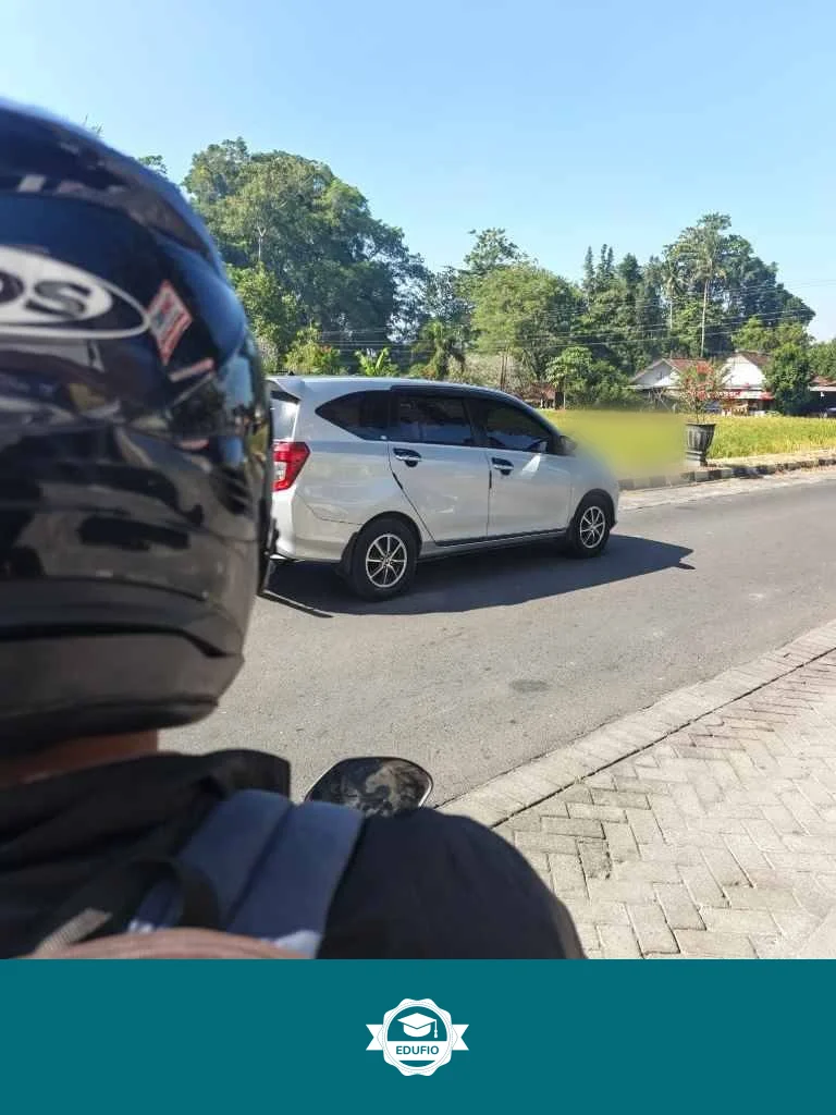 Sesi kursus mengendarai motor Jogja privat satu tutor satu siswa