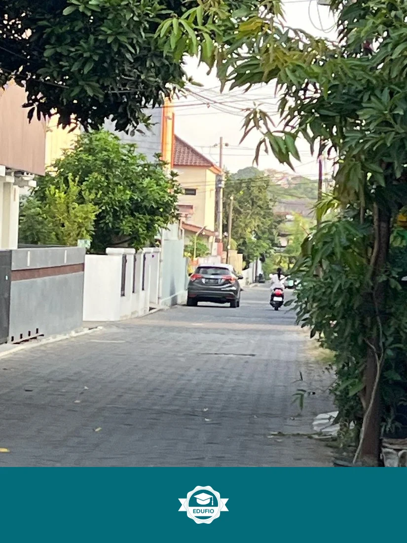 Galeri kelas kursus mengendarai motor Jogja: siswa bersama instruktur Edufio