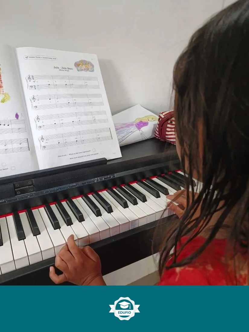 Tutor Edufio mendampingi siswa di kelas les musik Jogja