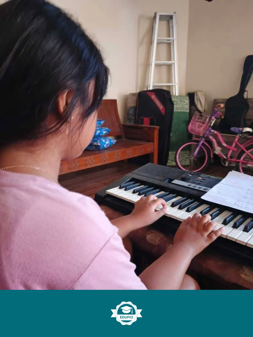 Momen sesi les musik Jogja sedang berlangsung