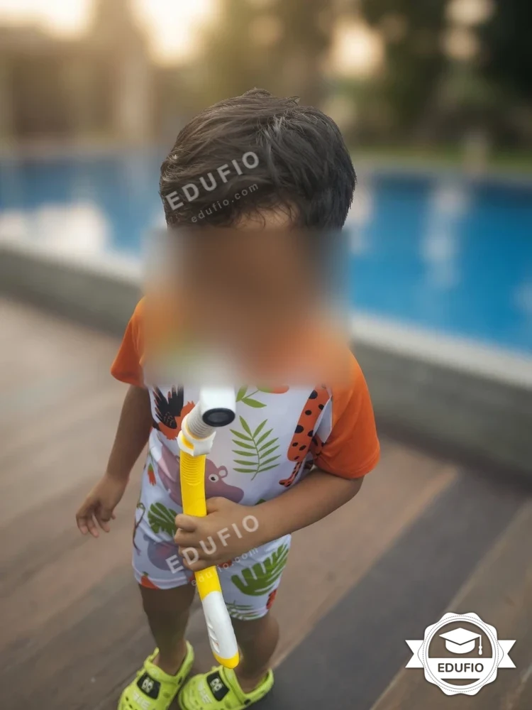 Tutor Edufio mendampingi siswa di kelas les renang Jogja