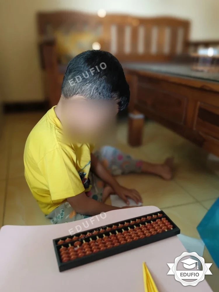 Tutor Edufio mendampingi siswa di kelas les sempoa Jogja