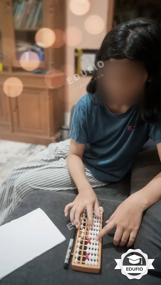 Momen sesi les sempoa Jogja sedang berlangsung