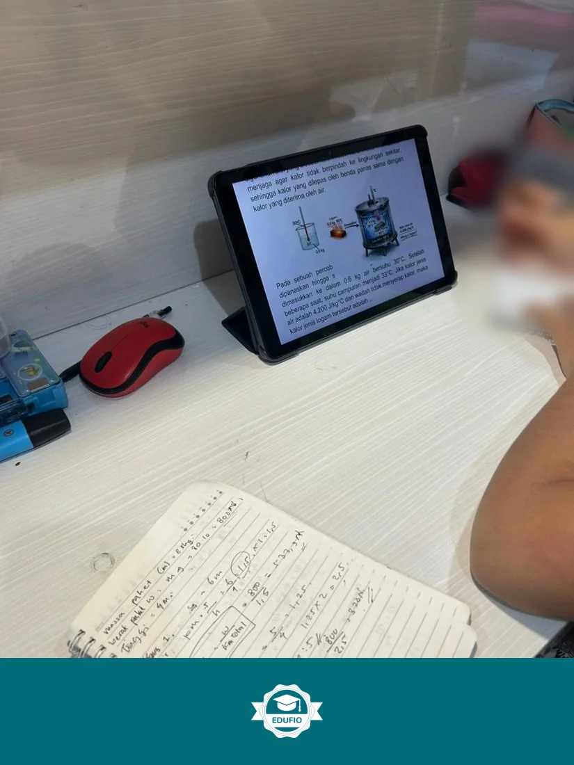 Tutor Edufio mendampingi siswa di kelas les SMP Jogja