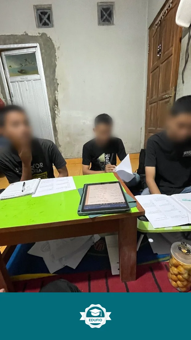 Tutor Edufio mendampingi siswa di kelas les UTBK SNBT Jogja