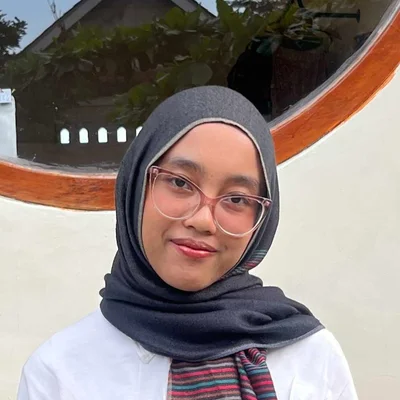 Tutor Edufio Bening E., Desain Interior ISI Yogyakarta, mengajar di Pakem