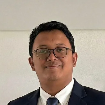 Tutor Edufio Hilmi A., Hukum Universitas Sebelas Maret (Uns), mengajar di Depok